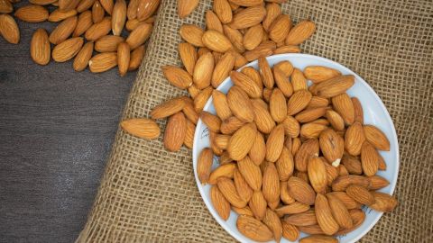 Las almendras crudas tienen un sabor ligeramente amargo debido a su contenido en taninos.