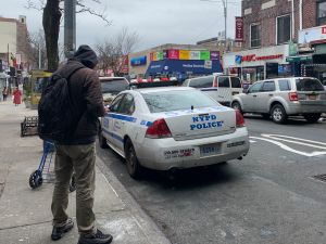 Ladrones disfrazados de repartidores de flores cometieron robo violento en hogar de joyero en Queens