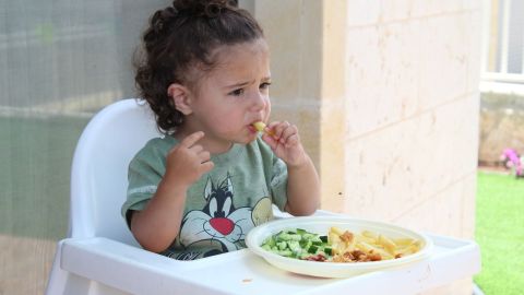 niña comiendo