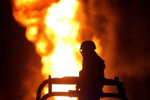 Incendio en planta química de Passaic, NJ, podría tardar días en extinguirse