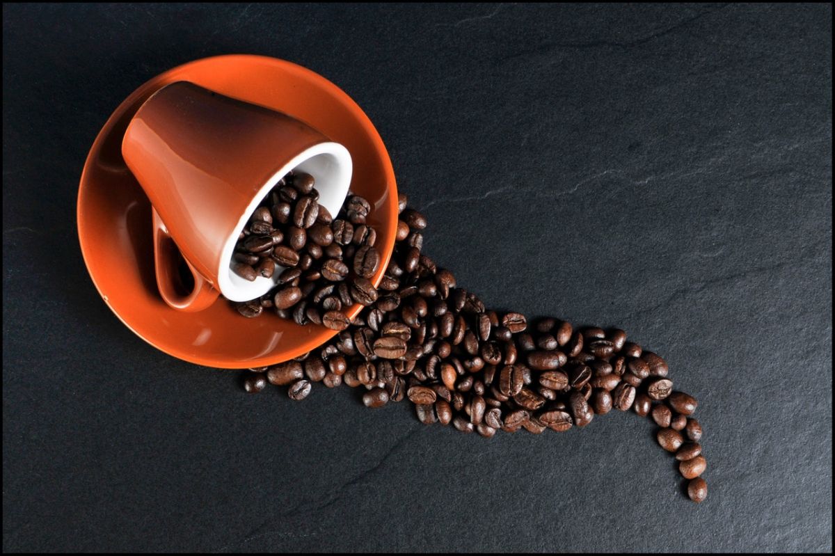 El cloruro de metileno se usa para eliminar la cafeína.