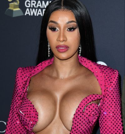 Cardi B dejó claro que no llevaba ropa interior con una falda de huecos