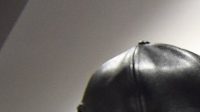 El Contralor Scott Stringer entrega a un trabajador, el  cheque de sus salarios. Desde 2014, la Contraloría ha recuperado unos $30 millones en pagos adeudados. Susan Watts/Office of New York City Comptroller