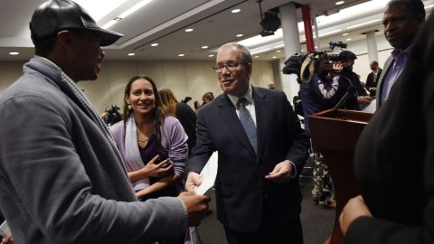 El Contralor Scott Stringer entrega a un trabajador, el  cheque de sus salarios. Desde 2014, la Contraloría ha recuperado unos $30 millones en pagos adeudados. Susan Watts/Office of New York City Comptroller