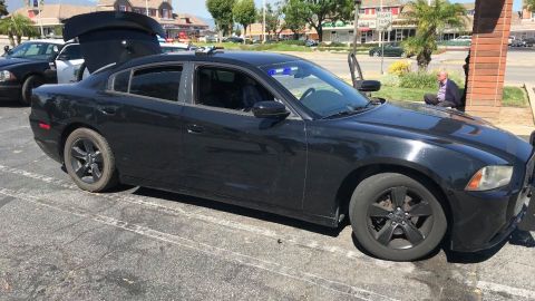 El auto modelo Dodge Charger que el hombre usaba para usurpar la identidad de las autoridades.