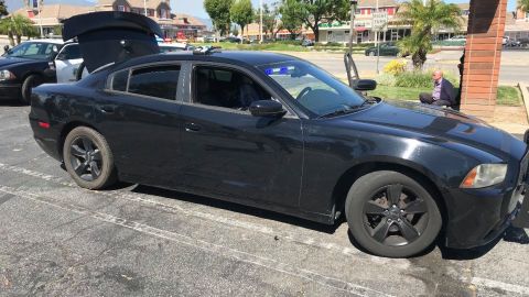 El auto modelo Dodge Charger que el hombre usaba para usurpar la identidad de las autoridades.