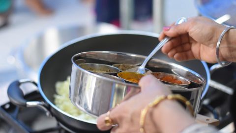 Agregar hierbas y especias te ayuda a usar menos sal y disminuye los efectos en el cuerpo de la comida grasosa.