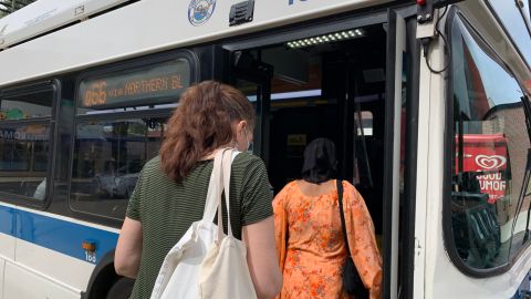 Estrenan vía exlusiva para autobuses en Jay Street, Brooklyn y organizaciones piden más