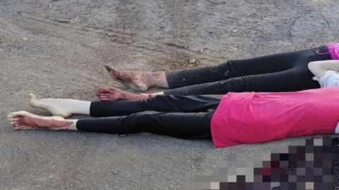 FOTO: Con tiro de gracia en la cabeza, matan a mujer y a niña; las dejan en desolada carretera