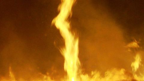 Un tornado de fuego formado durante un incendio.