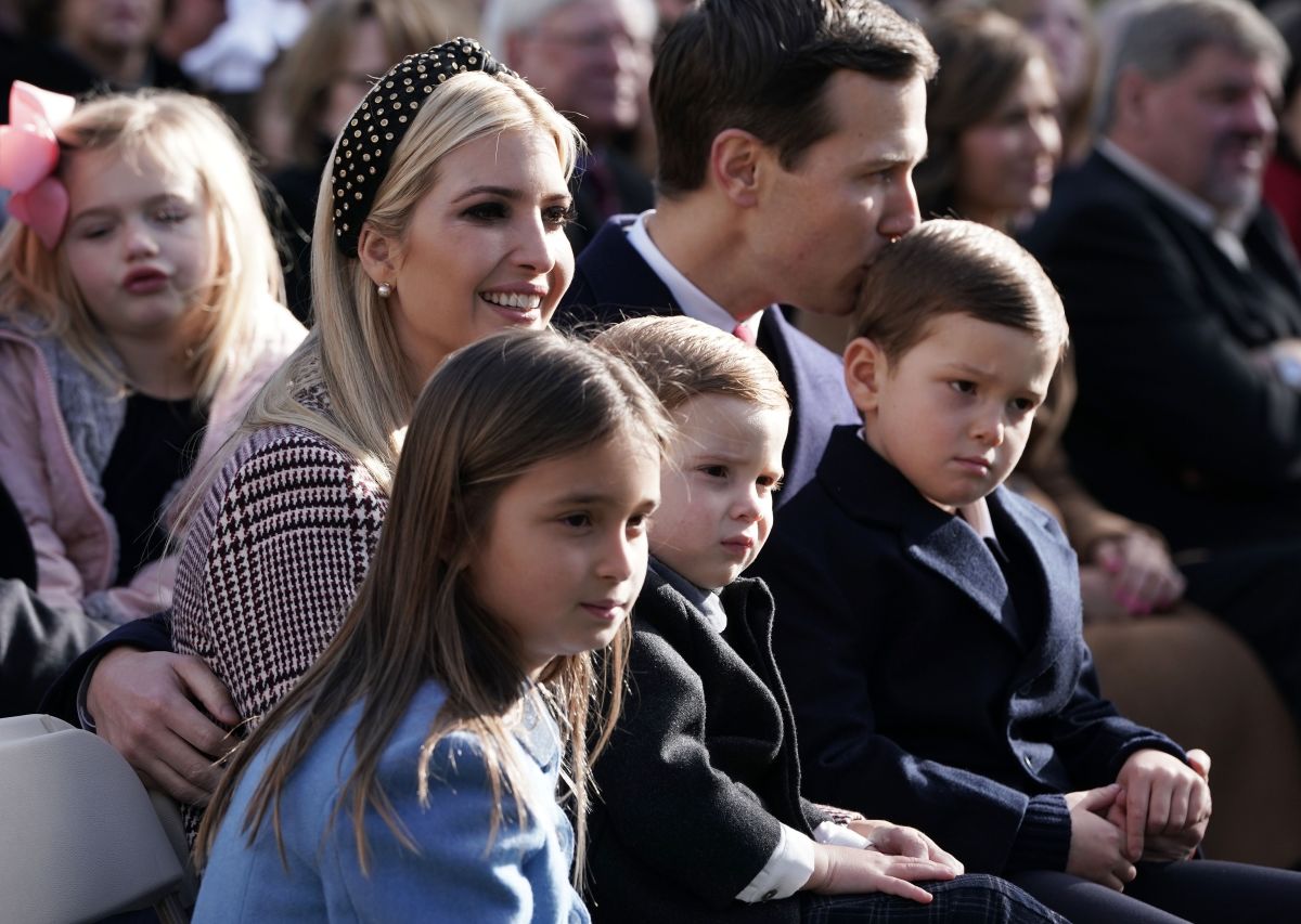 Ivanka Trump y  Jared Kushner junto a sus hijos.