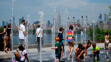 Las autoridades instaron a los neoyorquinos a tomar medidas para protegerse y ayudar a otras personas que pueden estar en mayor riesgo por el calor.