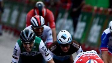 Fabio Jakobsen (blanco) cruzando la meta en el Tour de España.