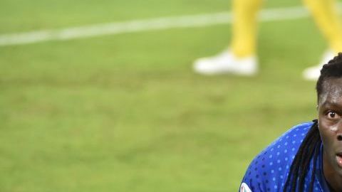 Bafetimbi Gomis en un partido con el Al Hilal.