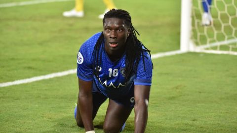 Bafetimbi Gomis en un partido con el Al Hilal.