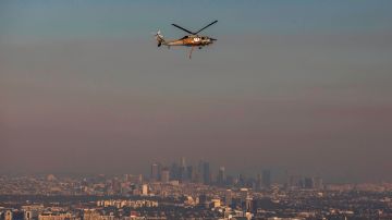 Un helicóptero de rescate vuela en Los Ángeles. Foto de archivo.