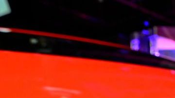 El automóvil tiene un costo de 318,000 dólares.