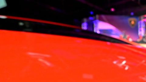 El automóvil tiene un costo de 318,000 dólares.