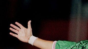 Luis Hernández y Francisco Palencia festejando un gol con la selección mexicana.