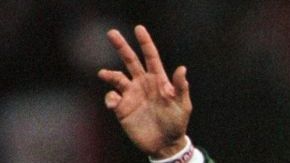 vLuis Hernández celebrando un gol con la selección mexicana.