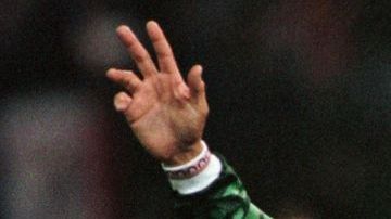 vLuis Hernández celebrando un gol con la selección mexicana.