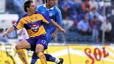 Norberto Ángeles disputa un balón con Jorge Santillana, de Tigres.