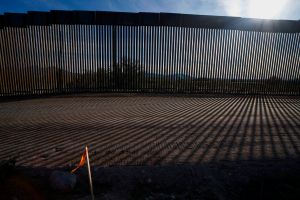 Muere migrante tras caer del muro fronterizo en Arizona