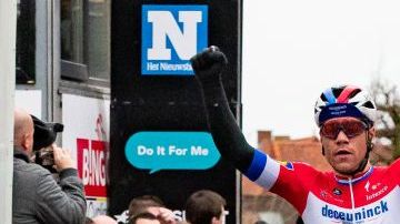 Fabio Jakobsen celebrando una victoria.