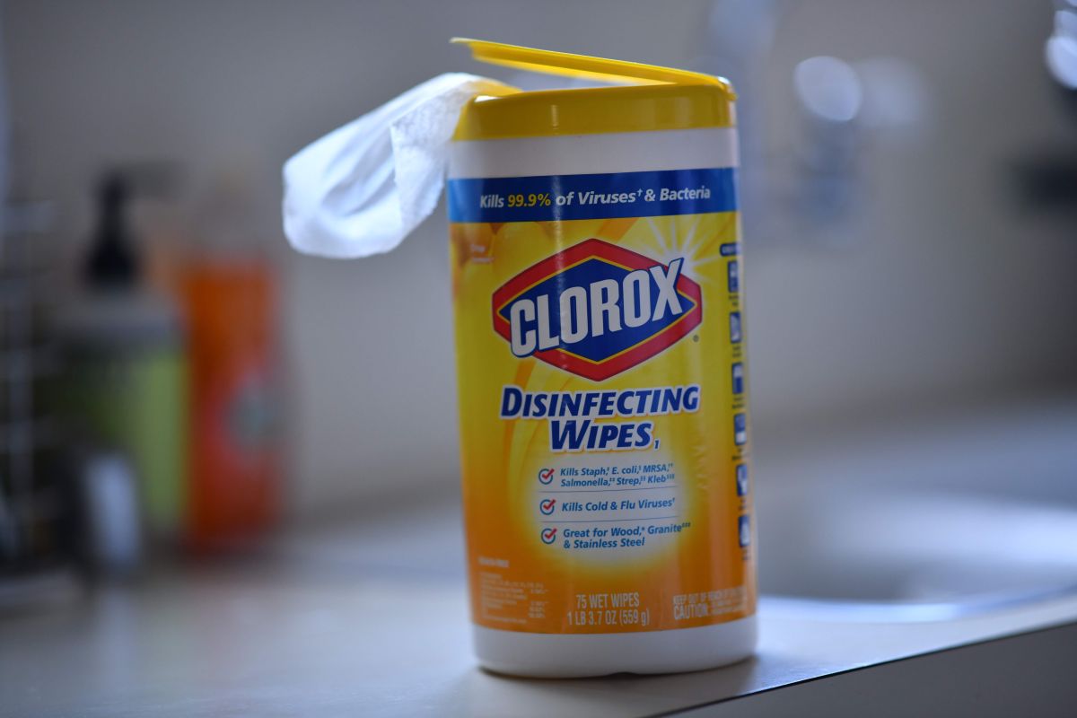 Clorox domina el mercado de toallitas desinfectantes con el 45% del mercado.
