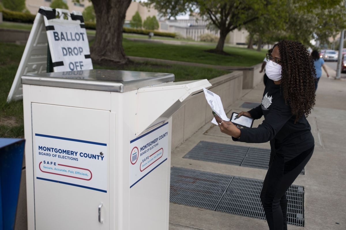 Una votante deja su boleta en un buzón especial en Dayton, Ohio, el 28 de abril de 2020.