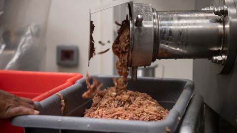 Pollo procesado en planta de carne.