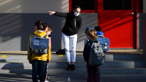 La dinámica de mantener la distancia social en los planteles será una tarea titánica. (Foto: AFP)