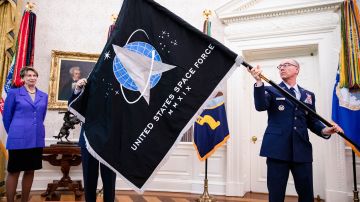 La bandera oficial de la Fuerza Espacial de EEUU fue desplegada en la Oficina Oval.