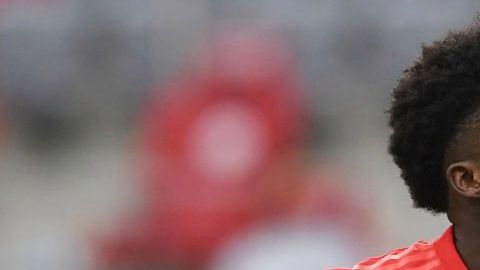 Alphonso Davies en un partido con Bayern Munich.