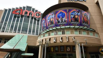AMC inicia funciones de cine y ofrece boletos a 15 centavos de dólar