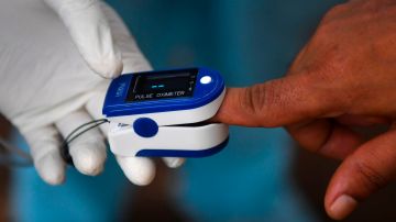 A medical staff uses a pulse oxymeter during a door-to-door medical screening inside a slum to fight against the spread of the COVID-19 coronavirus, in Mumbai on June 17, 2020. - India's official coronavirus death toll leapt by more than 2,000 to reach 11,903 on Wednesday as Germany advised its nationals to consider leaving the country because of growing health risks. Mumbai revised its toll up by 862 to 3,165 because of unspecified accounting "discrepancies" while New Delhi saw a record jump of more than 400 deaths, taking its total to more than 1,800. (Photo by INDRANIL MUKHERJEE / AFP) (Photo by INDRANIL MUKHERJEE/AFP via Getty Images)