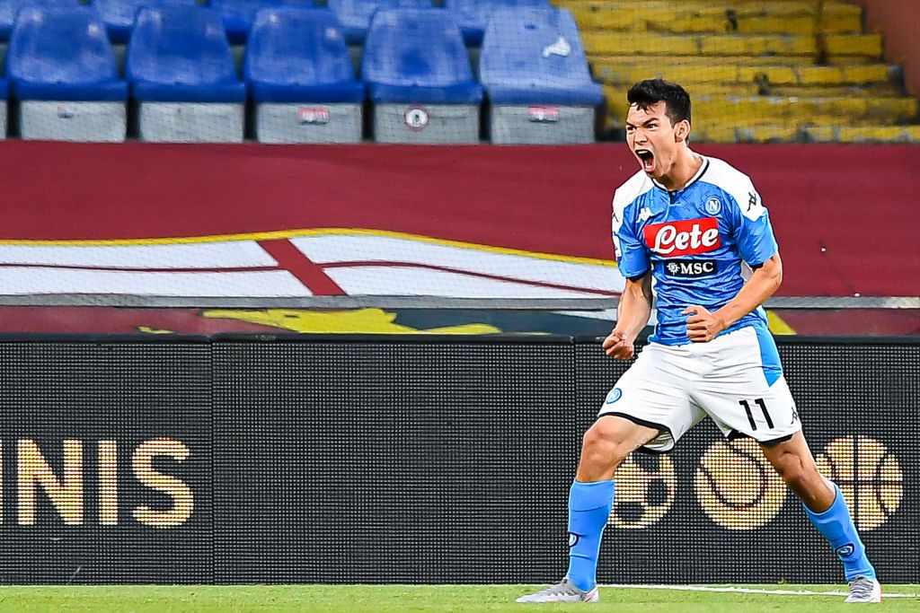 Hirving Lozano celebrando un gol con Napoli.