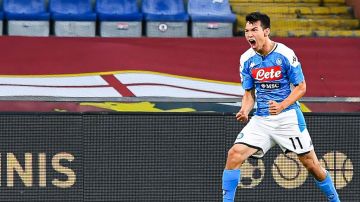 Hirving Lozano celebrando un gol con Napoli.