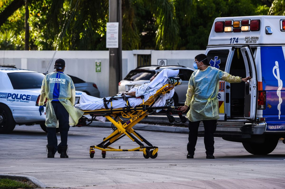 Paramédicos transportan a un enfermo en Coral Gables, cerca de Miami.