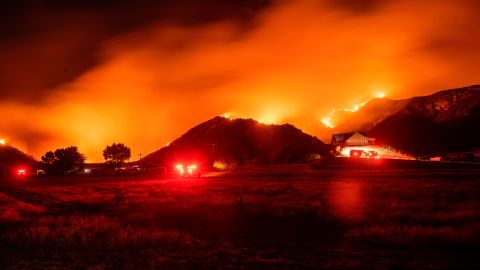 Los bomberos luchando contra el fuego cerca de Banning, California.