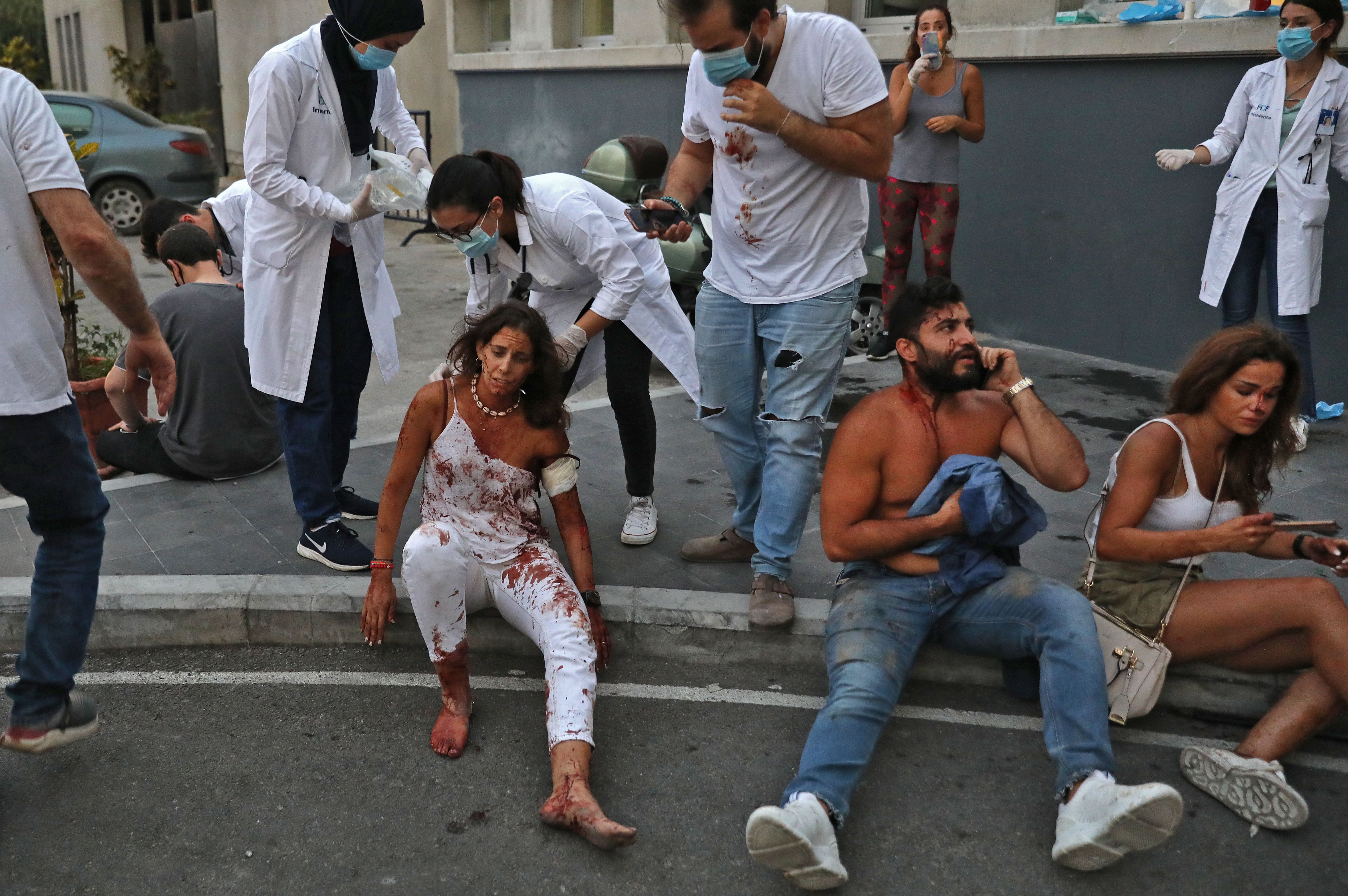 Heridos reciben tratamiento afuera de un hospital en Beirut.