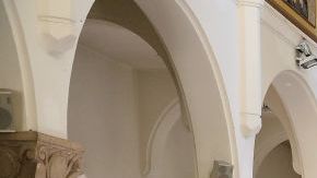 El religioso trata de refugiarse ante el desplome del techo del templo.