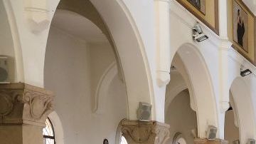 El religioso trata de refugiarse ante el desplome del techo del templo.