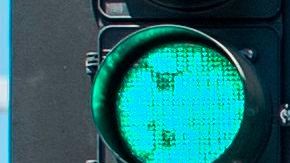 Personas pasean por el Paseo de las Estrellas en Hollywood, Los Ángeles.