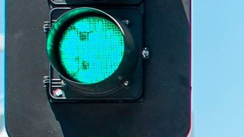 Personas pasean por el Paseo de las Estrellas en Hollywood, Los Ángeles.