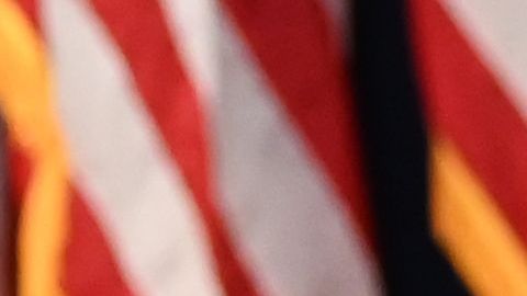 Trump firma órdenes ejecutivas de alivio temporal, el cheque de desempleo se reduce a $400 dólares semanales