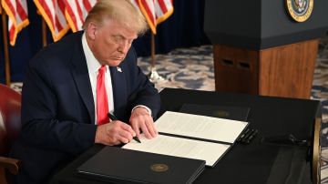 Trump firma órdenes ejecutivas de alivio temporal, el cheque de desempleo se reduce a $400 dólares semanales