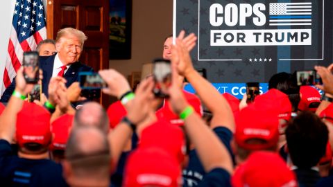 Trump con policías NYPD en NJ