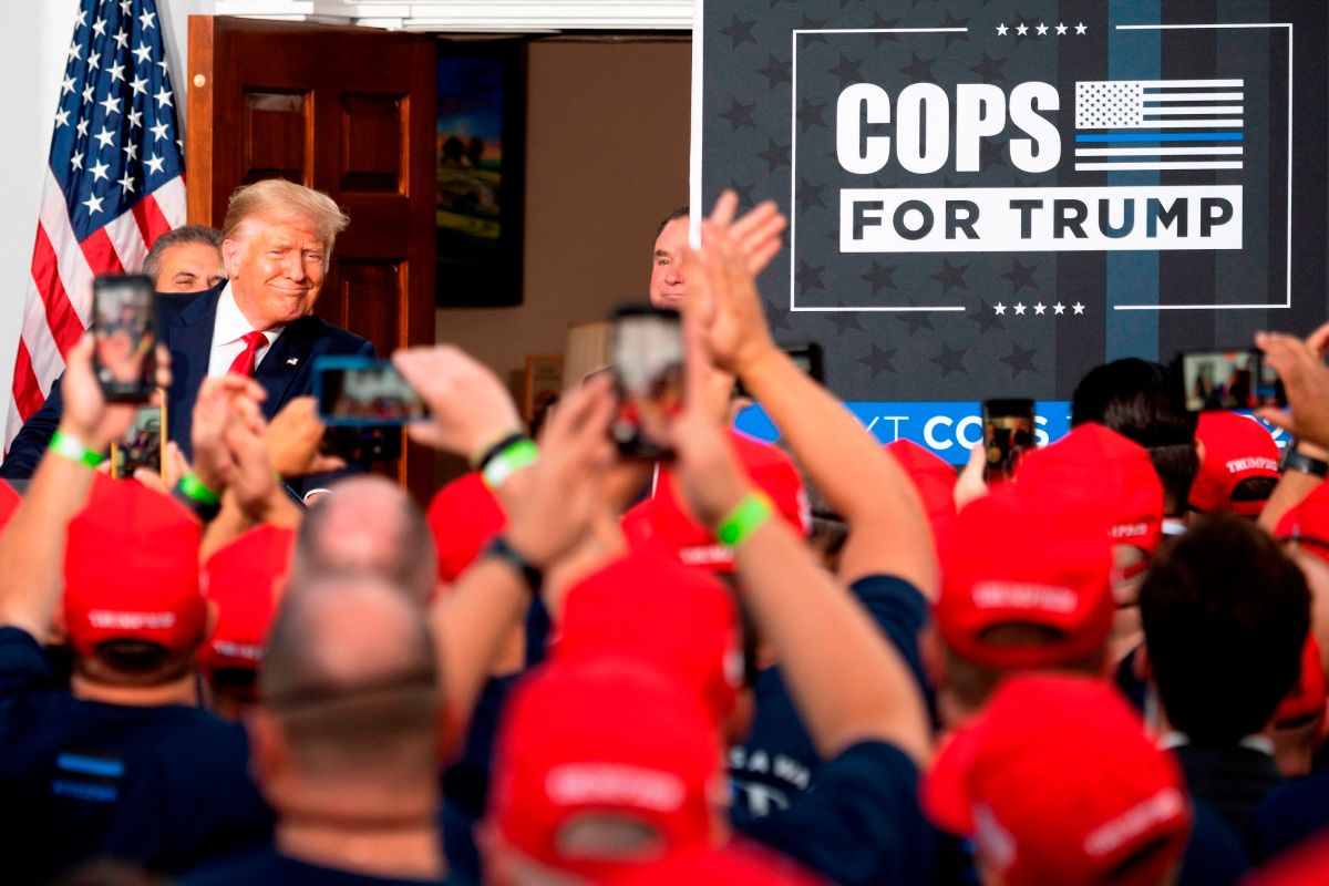 Trump con policías NYPD, agosto 2020