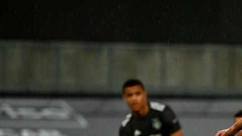 Bruno Fernandes cobrando el polémico penal.